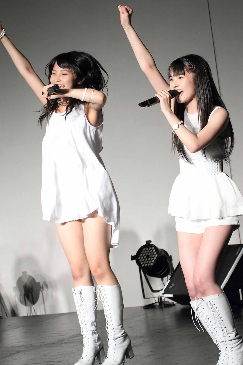 鞘師里保、道重さゆみ（左から）。