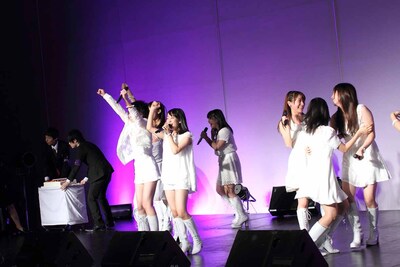 つんく♂からサプライズで16周年を祝うバースデーケーキが贈られる。