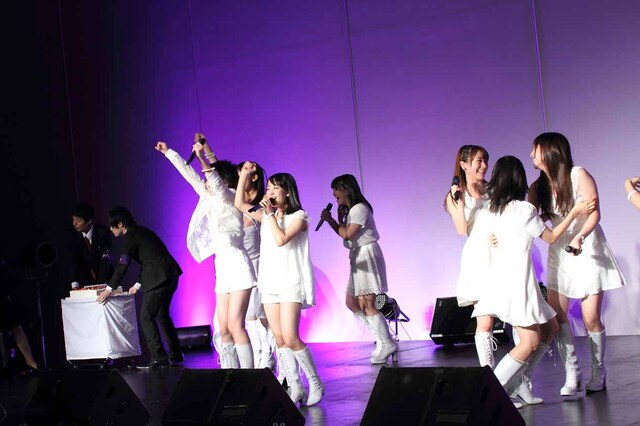 つんく♂からサプライズで16周年を祝うバースデーケーキが贈られる。