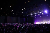 モーニング娘。と会場に集まった大勢のファン。
