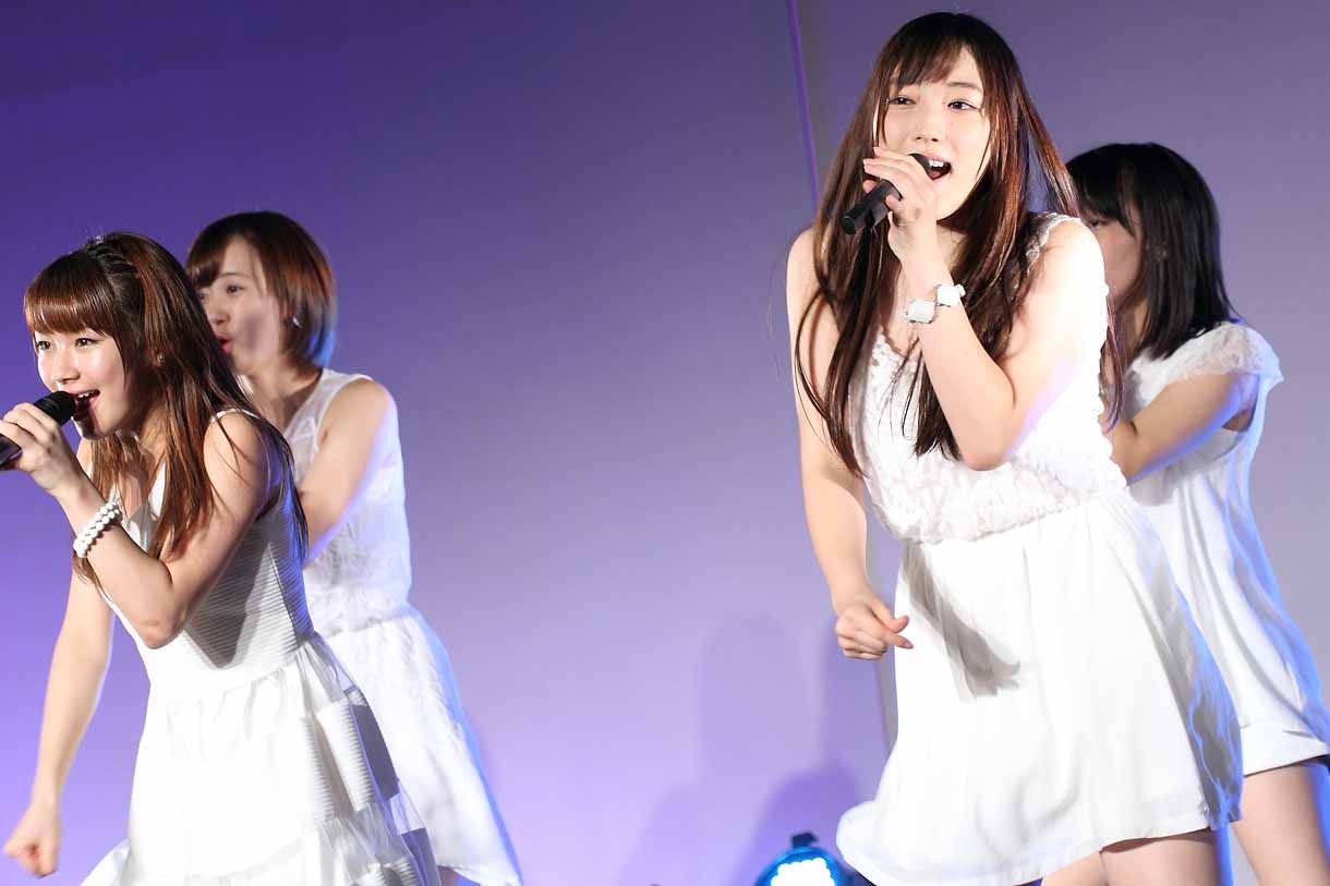 石田亜佑美、譜久村聖（左から）。