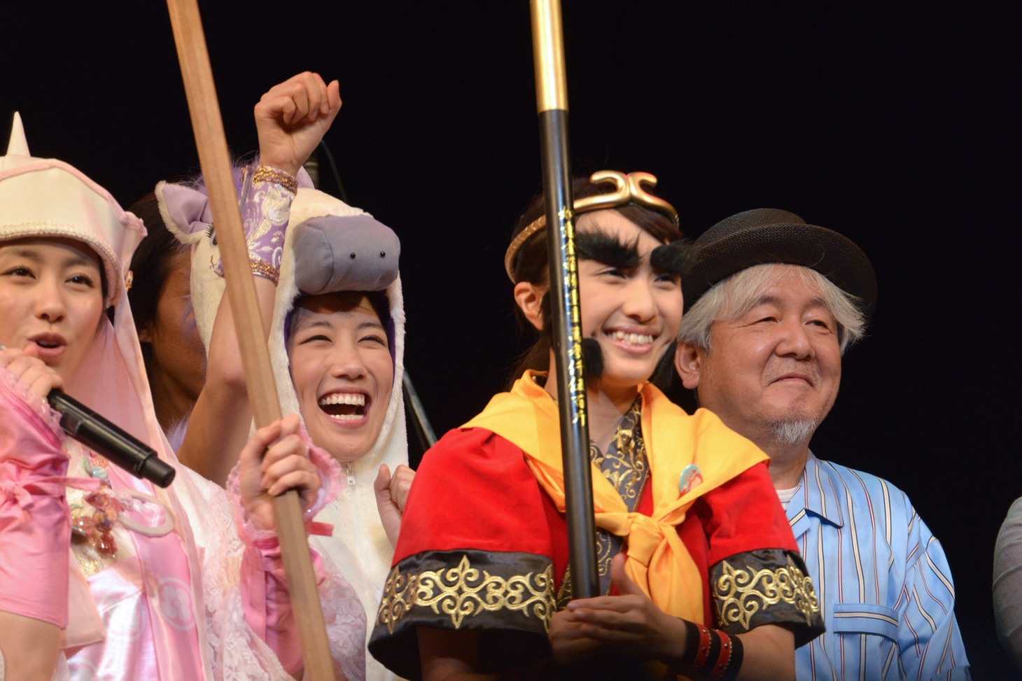 左から佐々木彩夏、高城れに、百田夏菜子、鈴木慶一。
