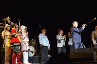 如意棒を華麗に回す堺正章。