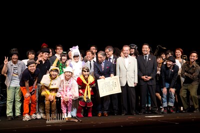 出演者による記念撮影の様子。