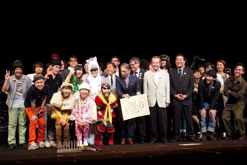 出演者による記念撮影の様子。