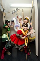 「西遊記」のキャラクターに扮したももいろクローバーZ。