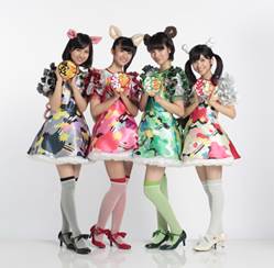 赤マルダッシュ☆。左から、黒い豚カレー担当の川村彩花、赤いきつね担当の北澤鞠佳、緑のたぬき担当の玉城茉里、白い力もち担当の大西菜友。