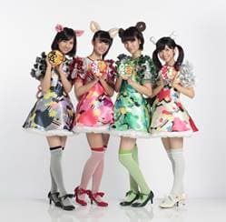 赤マルダッシュ☆。左から、黒い豚カレー担当の川村彩花、赤いきつね担当の北澤鞠佳、緑のたぬき担当の玉城茉里、白い力もち担当の大西菜友。