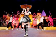 「ラッパ練習中」でコラボセッションを行ったオレスカバンドと渡辺麻友。（撮影：上飯坂一）