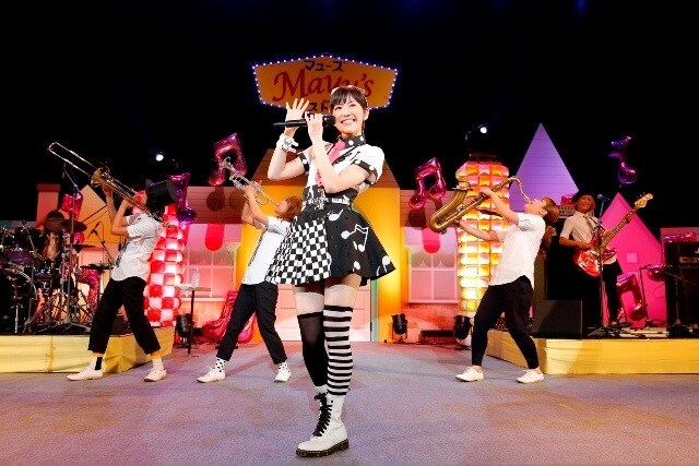 「ラッパ練習中」でコラボセッションを行ったオレスカバンドと渡辺麻友。（撮影：上飯坂一）