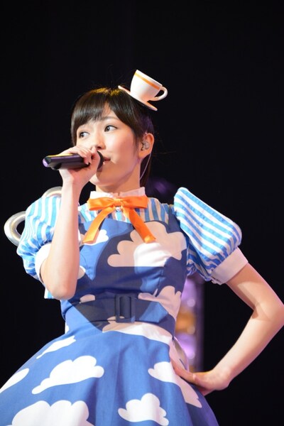 コーヒーカップを頭に乗せた渡辺麻友。