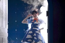 扉の中から登場した渡辺麻友。