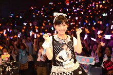 ファンをバックにフォトセッションに応じる渡辺麻友。