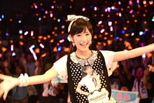 ファンをバックにフォトセッションに応じる渡辺麻友。