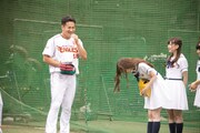 田中将大選手からアドバイスを受ける白石麻衣。
