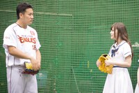 田中将大選手からアドバイスを受ける白石麻衣。