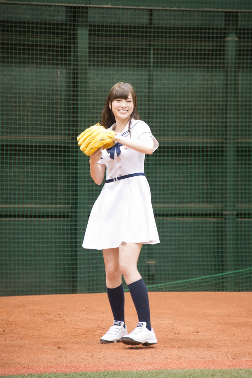 投球練習をする白石麻衣。 - 乃木坂46白石、始球式リベンジするも