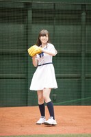 投球練習をする白石麻衣。