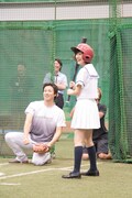 田中将大選手の投げるボールを打とうとする生駒里奈。