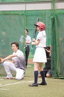 田中将大選手の投げるボールを打とうとする生駒里奈。