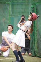 田中将大選手の投げるボールを打とうとする松村沙友理。