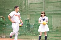 田中将大選手からアドバイスを受ける白石麻衣。