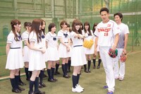 田中将大選手からアドバイスを受ける白石麻衣。