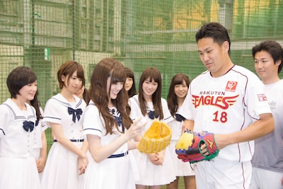 田中将大選手からアドバイスを受ける白石麻衣。