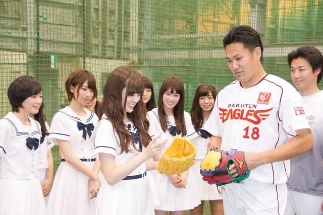 田中将大選手からアドバイスを受ける白石麻衣。