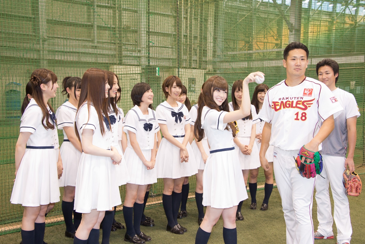 田中将大選手からアドバイスを受ける白石麻衣。