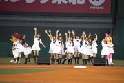 「ガールズルール」を披露する乃木坂46。