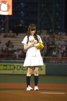 始球式に再挑戦した白石麻衣。