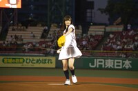 始球式に再挑戦した白石麻衣。