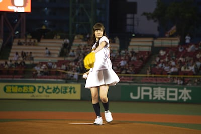 始球式に再挑戦した白石麻衣。