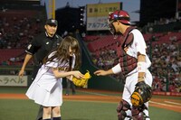 始球式に再挑戦した白石麻衣。