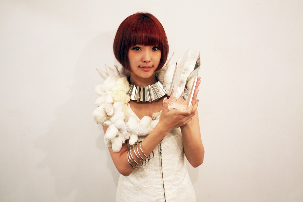 「ミュージック・ジャケット大賞2013」のクリスタルトロフィーを手にするYun*chi。
