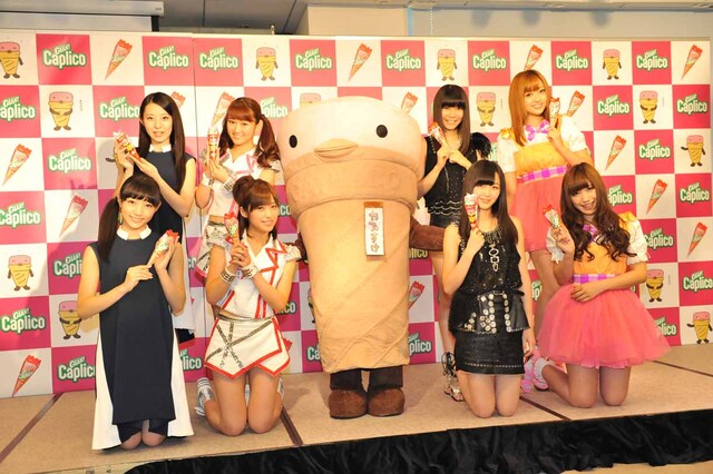 カプリコのイメージキャラクター・カプすけを囲んでの記念撮影の様子。左からDorothy Little Happyの富永美杜と白戸佳奈、アップアップガールズ（仮）の仙石みなみと古川小夏、東京女子流の山邊未夢と庄司芽生、アイドリング!!!の長野せりなと菊地亜美。