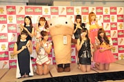 カプリコのイメージキャラクター・カプすけを囲んでの記念撮影の様子。左からDorothy Little Happyの富永美杜と白戸佳奈、アップアップガールズ(仮)の仙石みなみと古川小夏、東京女子流の山邊未夢と庄司芽生、アイドリング!!!の長野せりなと菊地亜美。