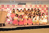 カプリコのイメージキャラクター・カプすけと記念撮影するアイドリング!!!。