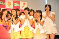 自分たちのCMが作られることが決定し喜ぶ6期生メンバーたち。