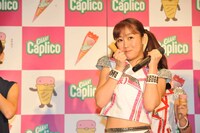 カプリコを食べてかわいさをアピールする古川小夏。