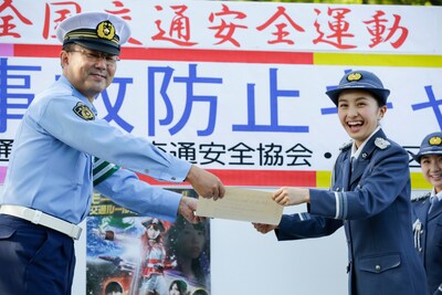 感謝状を受け取る百田夏菜子。