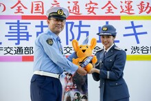 ピーポくんを受け取る佐々木彩夏。