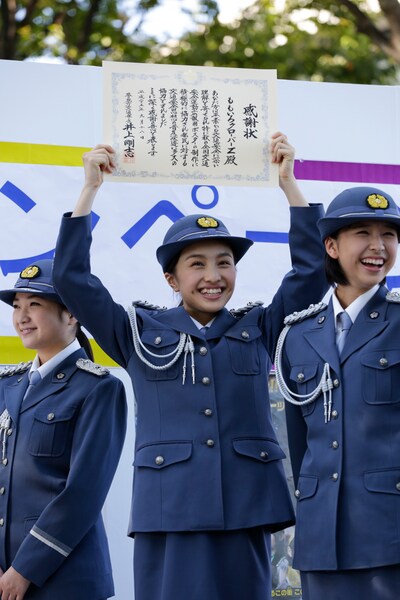 感謝状を受け取り喜びをあらわにする百田夏菜子。