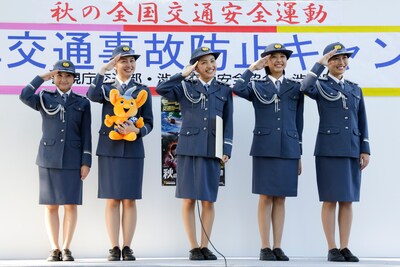 警視庁主催「二輪車交通事故防止キャンペーン」のイベントで敬礼するももいろクローバーZ。