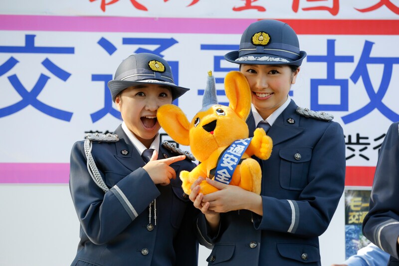 ピーポくんを受け取った有安杏果、佐々木彩夏(左から)。