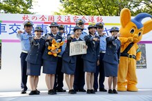 ももいろクローバーZ、ピーポくん、警察官での記念撮影の様子。