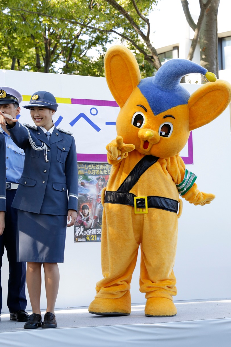 左から高城れに、ピーポくん。