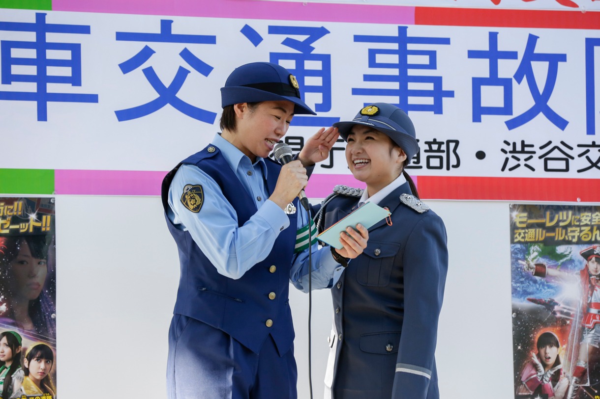 警察官に敬礼をする有安杏果。