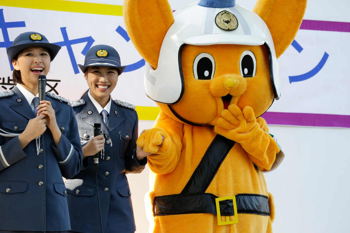 左から玉井詩織、高城れに、ピーポくん。